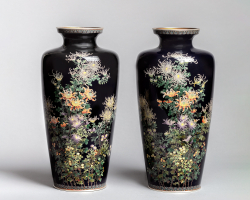 Парные вазы с изображением хризантем