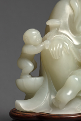 Скульптура сидящей Бодхисаттвы Гуаньинь с мальчиком